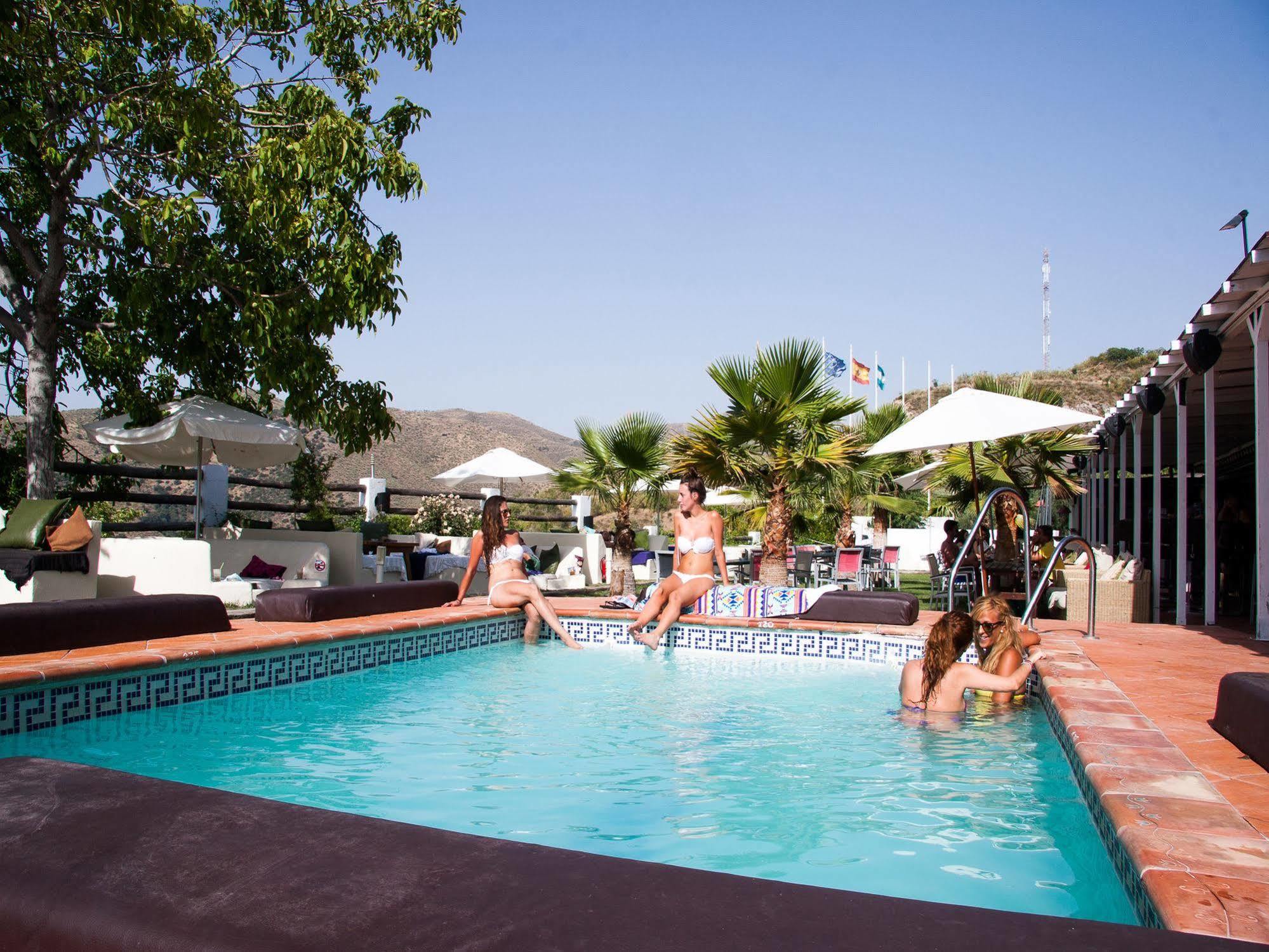 Fuente Del Lobo Glamping & Bungalows - Adults Only Pinos Genil Luaran gambar