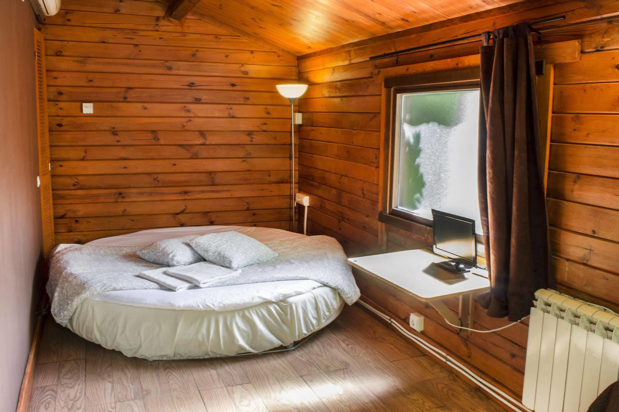 Fuente Del Lobo Glamping & Bungalows - Adults Only Pinos Genil Luaran gambar